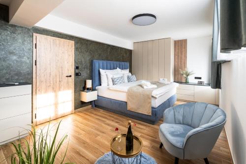 ein Hotelzimmer mit einem Bett und einem Stuhl in der Unterkunft Penzion Monner in Mikulov