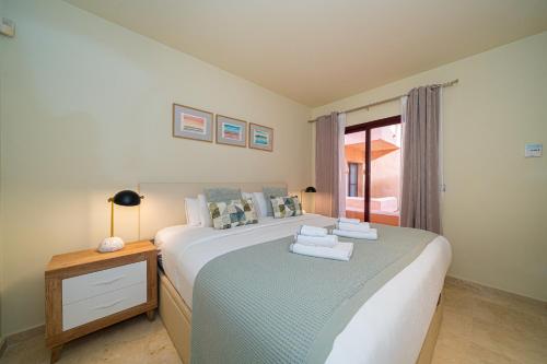 um quarto com uma cama grande e uma janela em Casa Felicidad em Los Alcázares