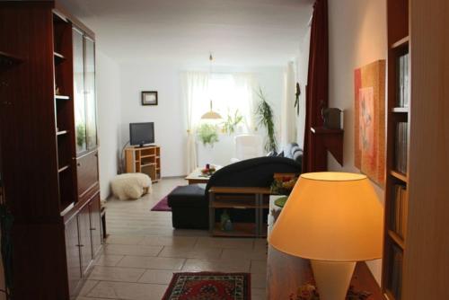 een woonkamer met een bank en een lamp bij Ferienwohnung Backhaus in Goslar