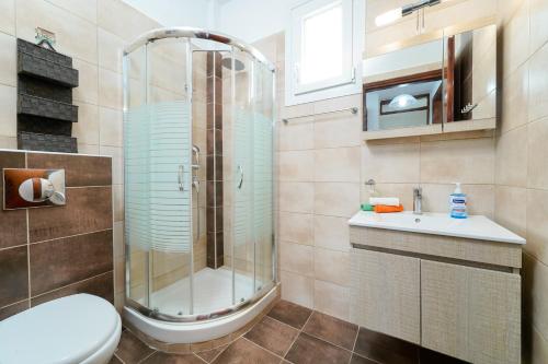 スカラ・カリラキスにあるMeji Houseのバスルーム(シャワー、トイレ、シンク付)