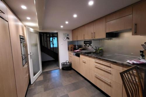 Η κουζίνα ή μικρή κουζίνα στο Cosy Family House