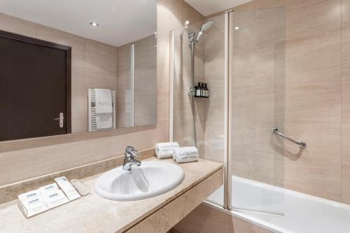 La salle de bains est pourvue d'un lavabo et d'une douche. dans l'établissement Catalonia El Retiro, à Madrid