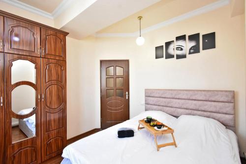 Ένα ή περισσότερα κρεβάτια σε δωμάτιο στο Yerevan Gyulbenkyan apartament