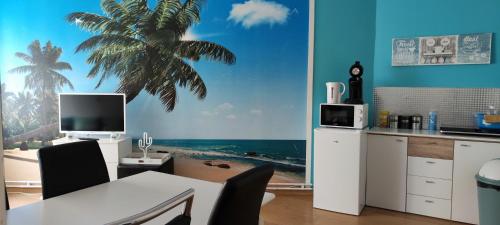 a kitchen with a dining room with a view of the beach at Studio 2/4p avec salle de bain privé in Ostend