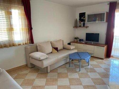 a living room with a couch and a tv at Apartment Aurelia in Bol