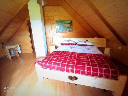 ein Schlafzimmer mit einem Bett im Dachgeschoss in der Unterkunft BAITA CIUET in Malborghetto Valbruna