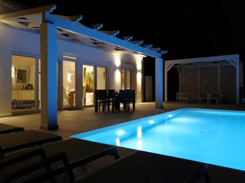 Πισίνα στο ή κοντά στο Sunset Sea View Villa 10