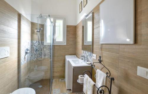 W łazience znajduje się prysznic, toaleta i umywalka. w obiekcie Dimora Castiglioni w Lido di Venezia