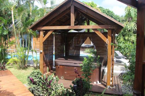 Zahrada ubytování LA LIANE DE JADE 974 - Lodge "Ylang Ylang" piscine chauffée - jacuzzi privatif