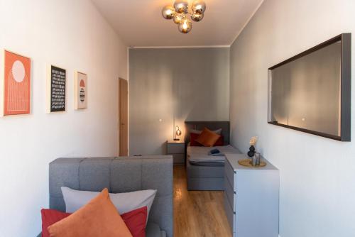 a living room with a couch and a tv at Stilvolles Apartment direkt am Marktplatz / Netflix und WiFi in Frankenberg