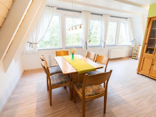 ベストヴィヒにあるHoliday home in Bestwig with private gardenのダイニングルーム(木製テーブル、椅子付)