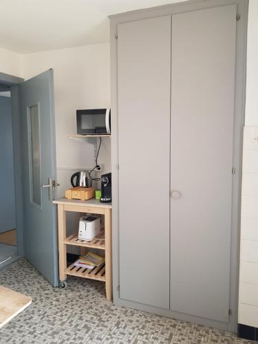 a room with a sliding door and a microwave at Appartement Randogne avec grande terrasse in Crans-Montana