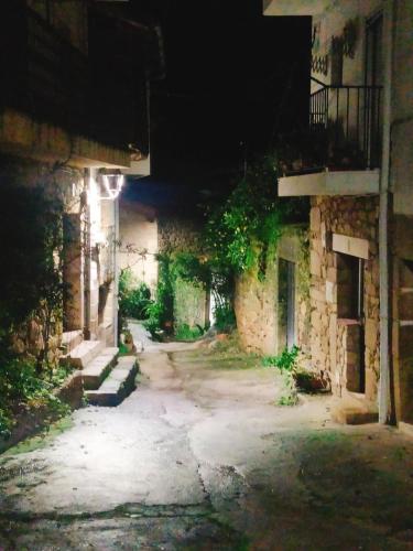 un callejón en un viejo edificio por la noche en CASA RURAL LA TORRITA, en Acebo