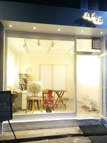 ventana de cristal de una habitación con mesa en Solitary House en Seúl
