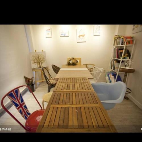 una habitación con mesas y sillas en Solitary House en Seúl