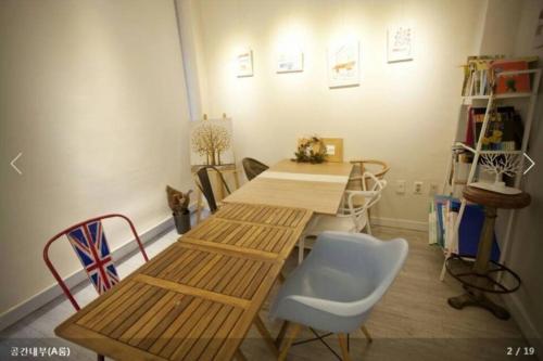 Un comedor con mesa y sillas en Isu Art Retreat 이수 아트 리트릿, en Seúl