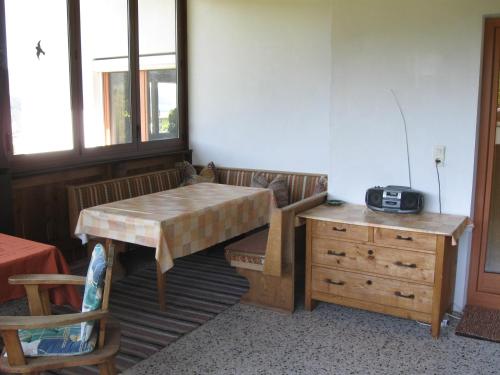 um quarto com uma mesa e uma cómoda com uma mesa e uma mesa em Haus Steinlechner em Westendorf