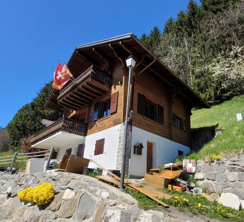 una casa que está sentada en la cima de una colina en Chalet Amanda, en Champéry