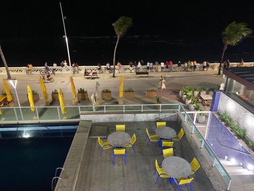 una vista aérea de un patio con mesas y sillas en Bahia Flat Ap 109, en Salvador