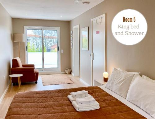 sypialnia z łóżkiem typu king-size i salon w obiekcie Casa dos Pinheiros 109 - Private Villa with pool & heated SPA w Porto