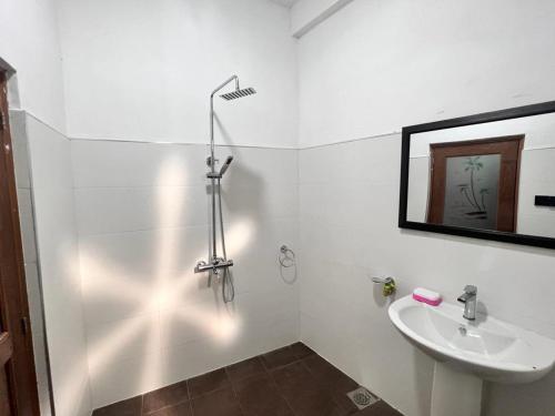 Koupelna v ubytování Royal Grand Guest Inn Ella