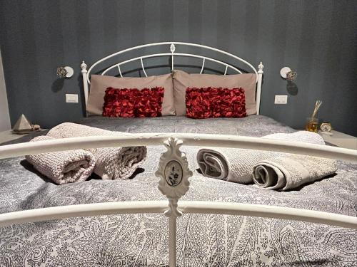 um quarto com uma cama branca e almofadas vermelhas em B8 Apartment em Bari