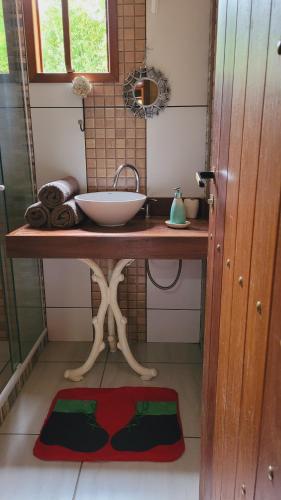 baño con encimera con fregadero y alfombra en Fazendinha Paraíso, en Lumiar