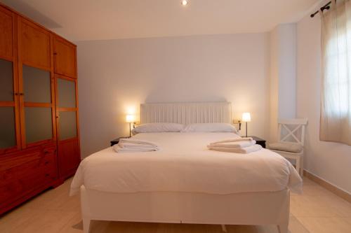 マニルバにある2211-Apt with big terrace and amazing sea viewのベッドルーム1室(白いベッド1台、タオル2枚付)