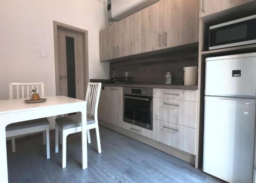 Kuchyňa alebo kuchynka v ubytovaní BEM56 Apartman