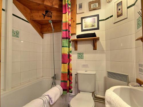 une salle de bain avec toilettes, baignoire et lavabo dans l'établissement Chalet pour 11 personnes au pied des pistes à La Plagne, avec garage et balcons - FR-1-455-202, à La Plagne Tarentaise