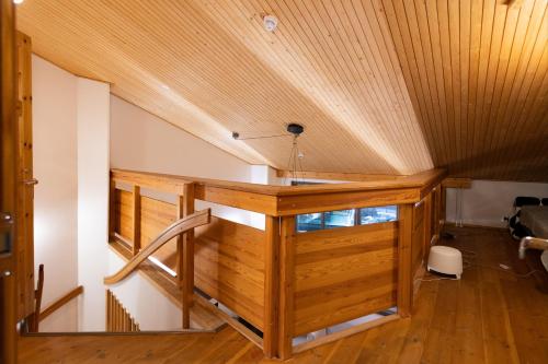 escritorio de madera en una habitación con techo en HolySuites 1 Ski-In & Ski-Out Holiday Home, en Pyhätunturi