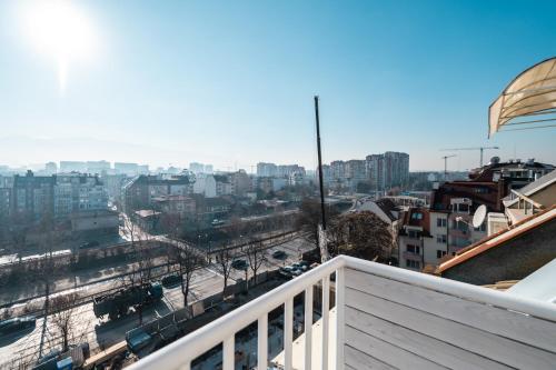 een balkon met uitzicht op de stad bij Cosy 1BD Flat with a Lovely Balcony in Sofia