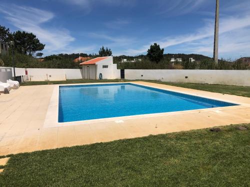 a swimming pool in the yard of a house at Torrezinha- Moradia Moderna em condomínio com piscina in Salir de Porto