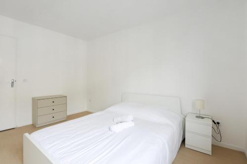 เตียงในห้องที่ Spacious and calm apartment in Montrouge - Welkeys
