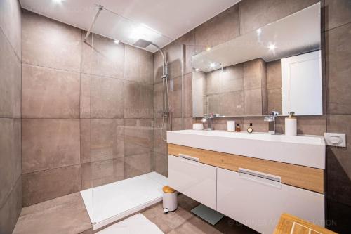 une salle de bain avec un lavabo et une douche dans l'établissement Palais Azur, à Cannes