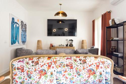 a living room with a couch with a blanket on it at Lugar do Ourives Boutique Hotel in Febres