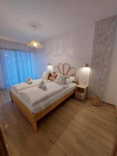 1 dormitorio con 1 cama grande y cabecero de madera en Apartament Pod Papugami 2 Karpatia Resort en Karpacz
