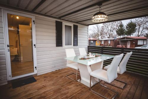 eine Terrasse mit einem Tisch und Stühlen auf einer Terrasse in der Unterkunft Holiday cottage II with 2 Thermal Riviera Tickets in Moravske-Toplice