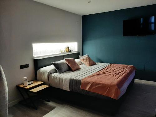 sypialnia z dużym łóżkiem i oknem w obiekcie Apartamento Sierra Lof Paraiso w mieście Ubrique
