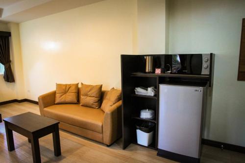 uma sala de estar com um sofá e uma televisão em Sky Villa Hua Hin Guesthouse - Adults-Only em Hua Hin