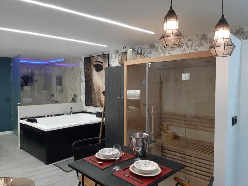 Apartamento Sierra Lof Paraiso في أوبريق: حمام مع حوض وطاولة عليها صحون
