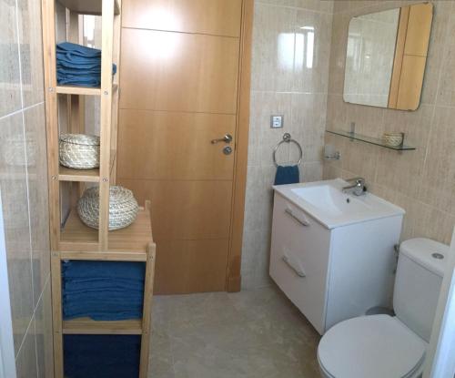 y baño con aseo, lavabo y ducha. en 2201-Lovely 2 bedrooms with terrace and pool, en Manilva