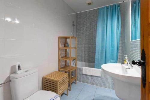 łazienka z białą toaletą i umywalką w obiekcie Tropicana Townhouse, 2 bedroom w mieście Nerja