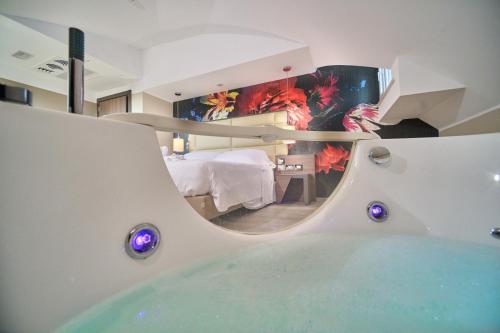 a bathroom with a bath tub and a bedroom at PARK HOTEL LE DUNE DI GIOVINO in Catanzaro Lido