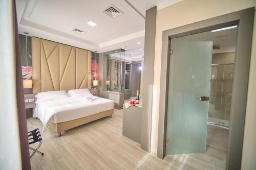 una camera con letto e cabina armadio di PARK HOTEL LE DUNE DI GIOVINO a Catanzaro Lido
