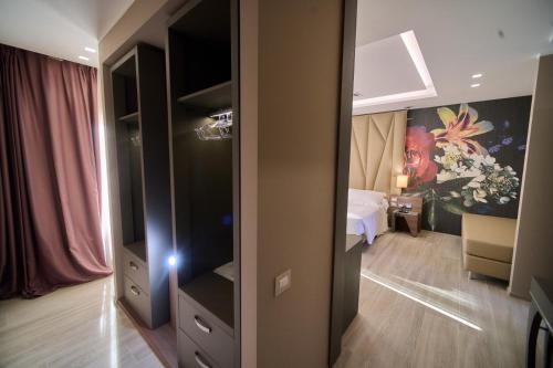 PARK HOTEL LE DUNE DI GIOVINOにあるテレビまたはエンターテインメントセンター