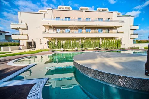 PARK HOTEL LE DUNE DI GIOVINOの敷地内または近くにあるプール