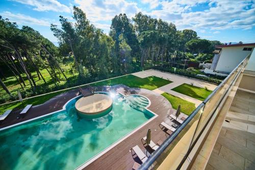 PARK HOTEL LE DUNE DI GIOVINOの敷地内または近くにあるプール