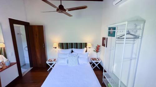 Casa Beijaflor في باراتي: غرفة نوم بسرير ومروحة سقف