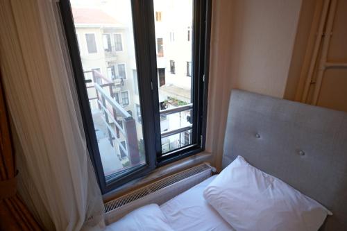 1 dormitorio con ventana y 1 cama con almohada en Private Room in Istanbul #23, en Estambul